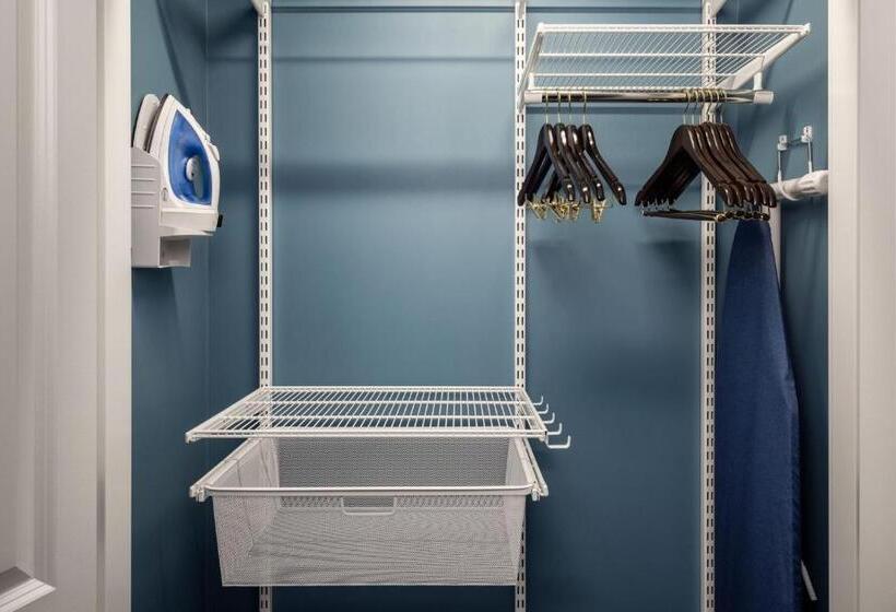 带皇后床的套间, Towneplace Suites By Marriott West Kelowna