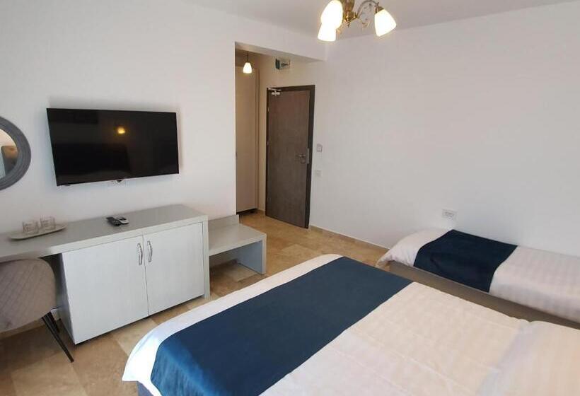 חדר סטנדרט לשלושה עם מרפסת, Roca Del Mar