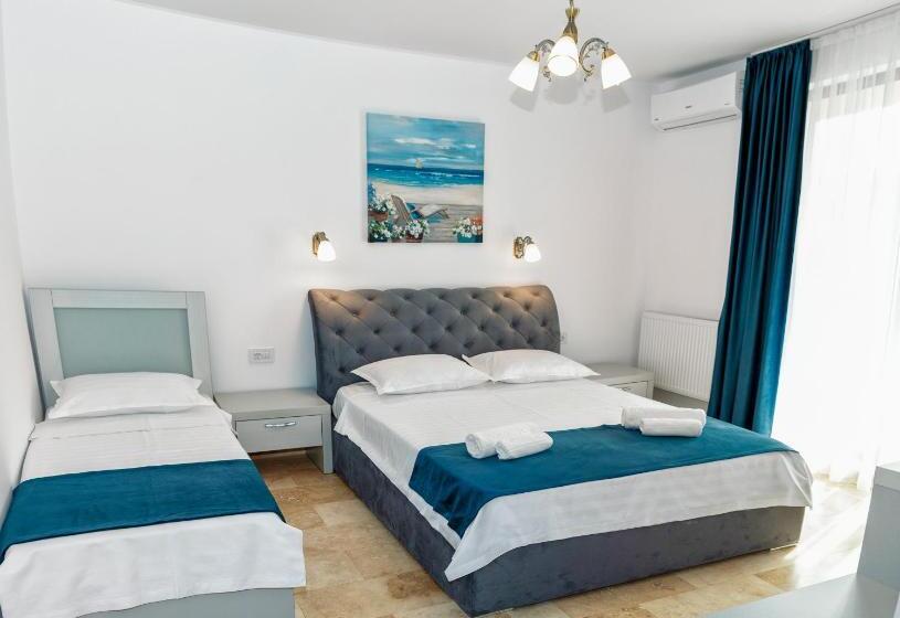 חדר סטנדרט לשלושה עם מרפסת, Roca Del Mar