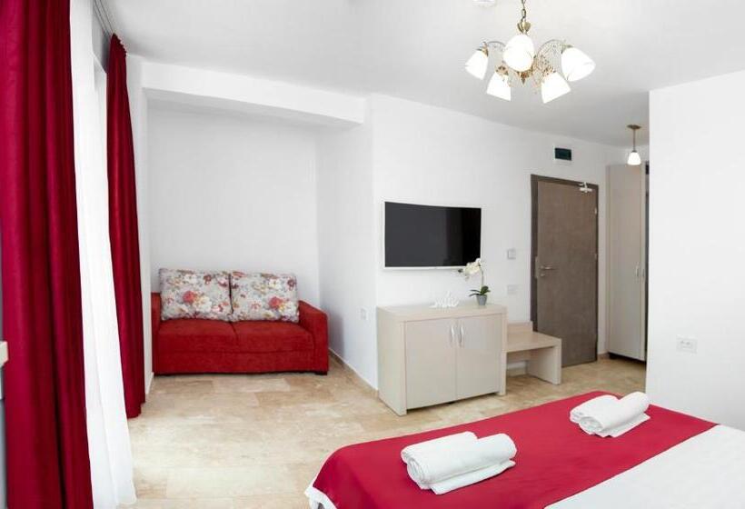 חדר משפחתי, Roca Del Mar