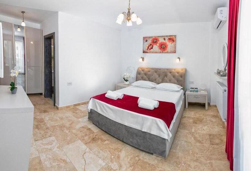 חדר משפחתי, Roca Del Mar