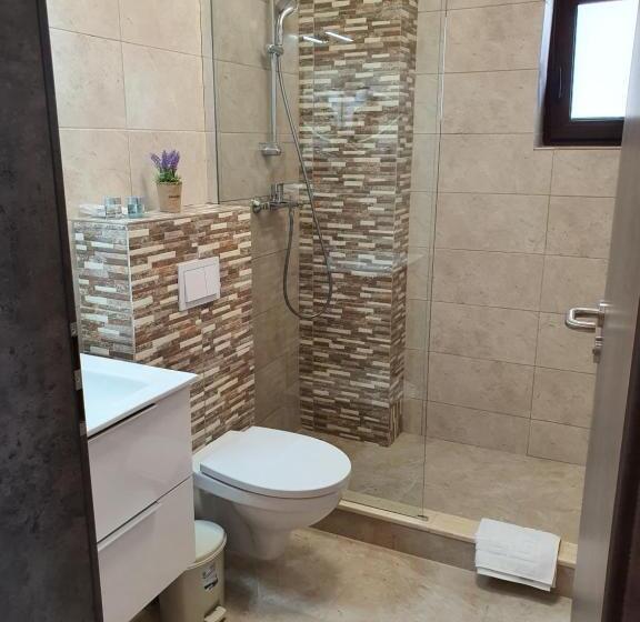 חדר משפחתי, Roca Del Mar