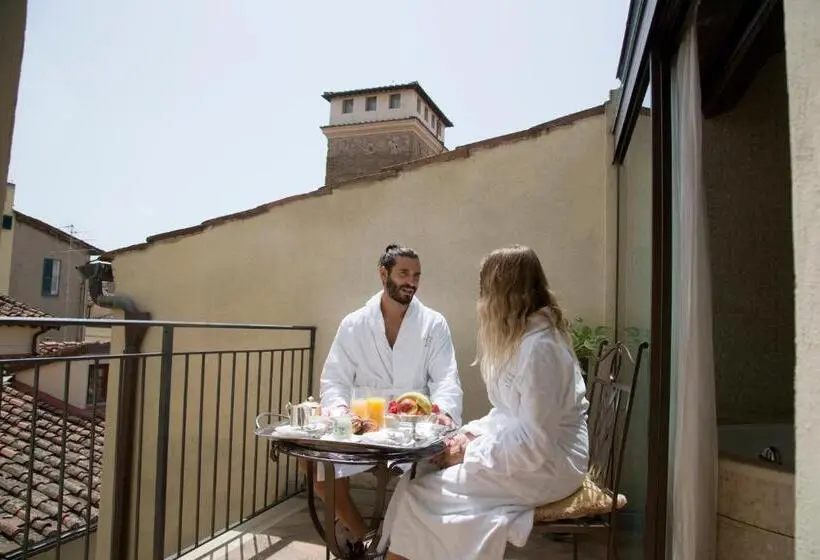 سوئیت جونیور با ماساژ آبی, Golden Tower Hotel & Spa