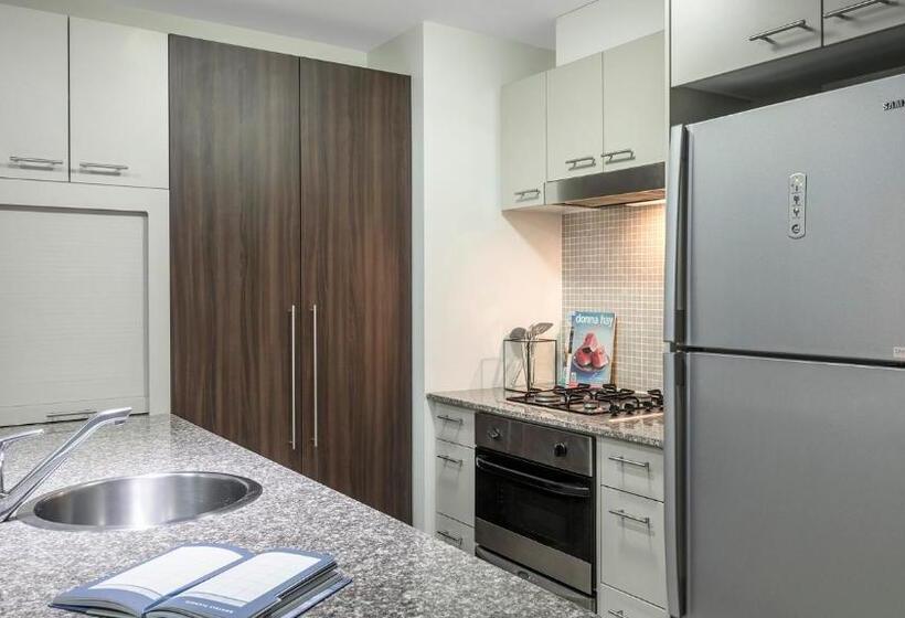2 Bedrooms Apartment River View, Oaks Brisbane Aurora Suites