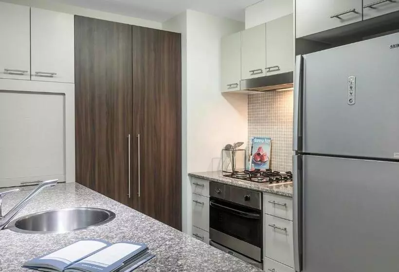 2 Bedrooms Apartment River View, Oaks Brisbane Aurora Suites