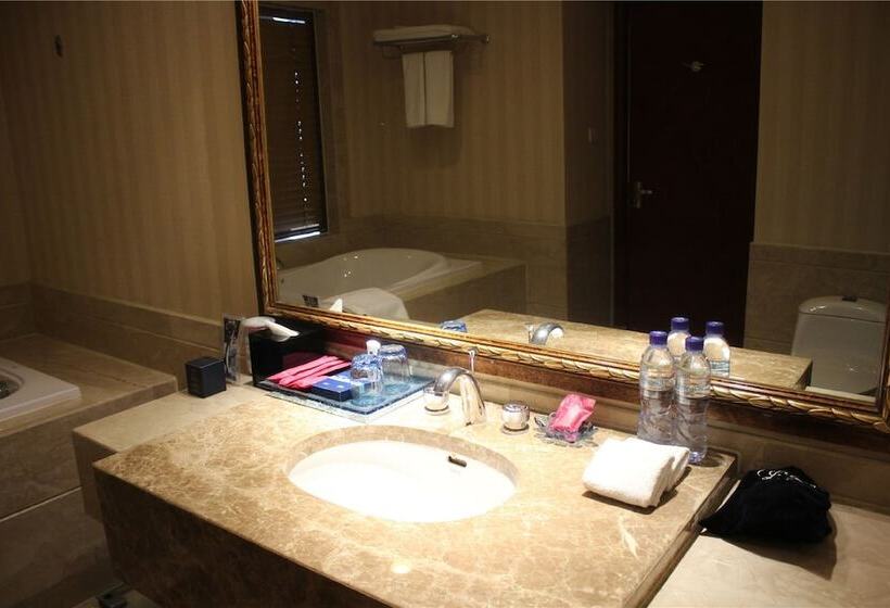 اتاق کلاس بیزنس, Rich Gate