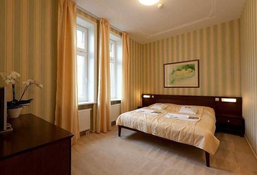 غرفة قياسية, Sandor Pavillon