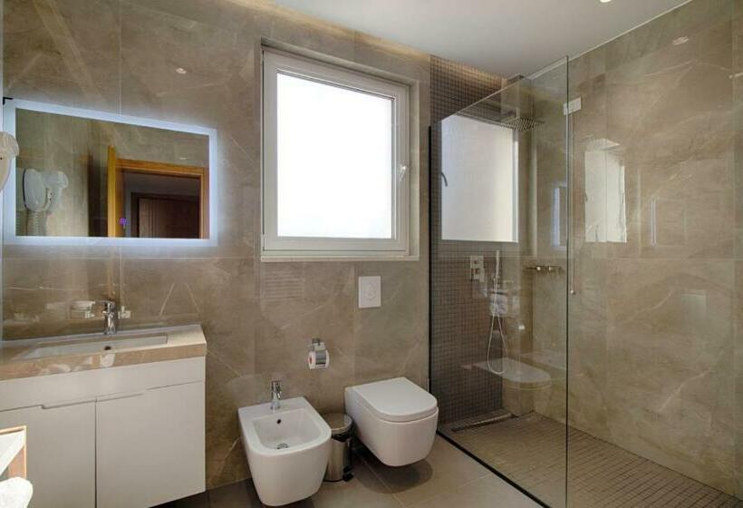 חדר דלוקס, Primo