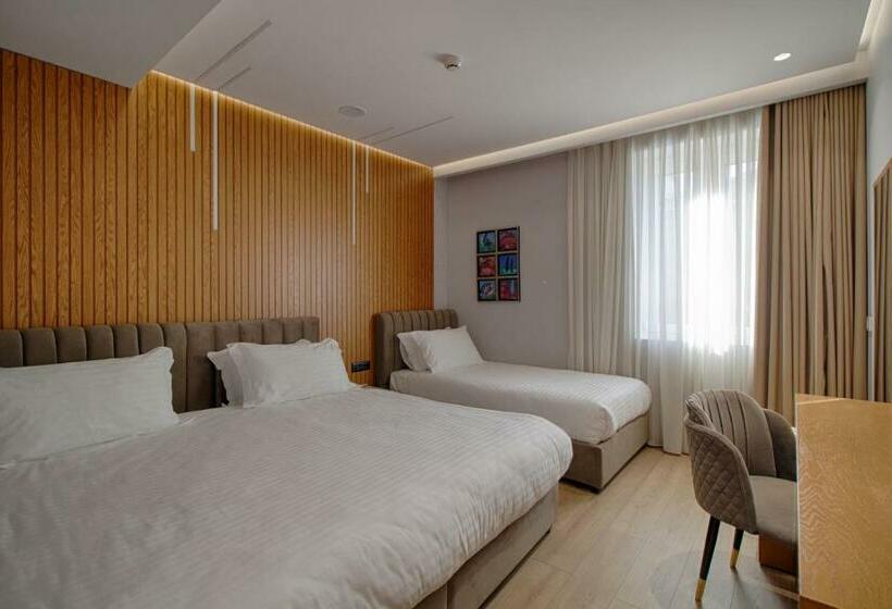 חדר סטנדרט לשלושה, Primo