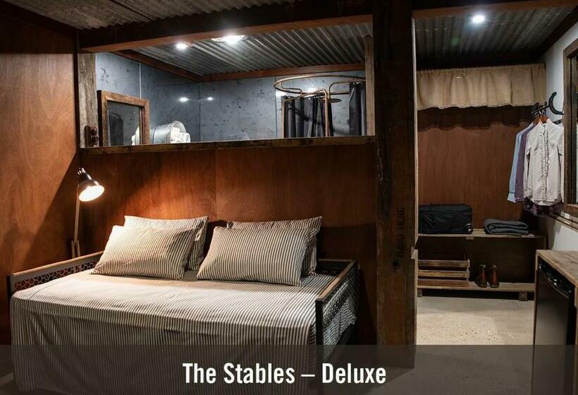 חדר דלוקס לשלושה, The Staging Post