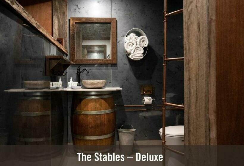 חדר דלוקס לשלושה, The Staging Post