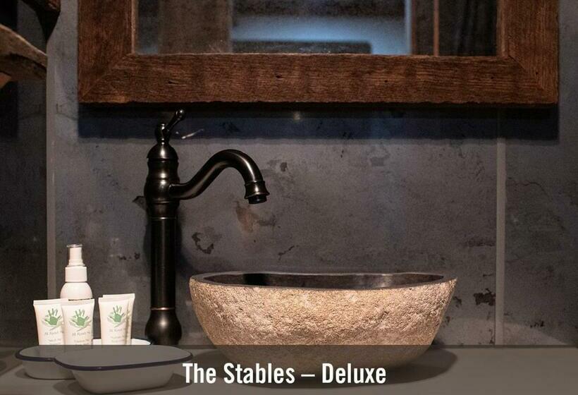 חדר דלוקס לשלושה, The Staging Post