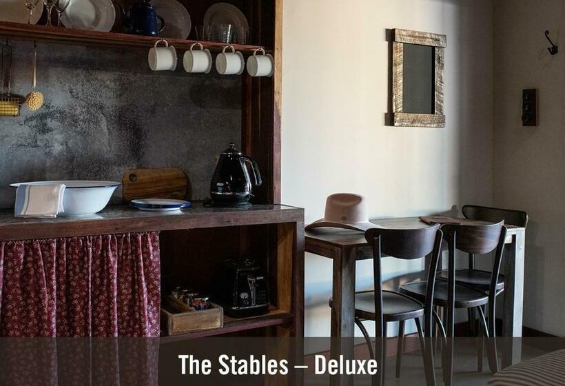 חדר דלוקס לשלושה, The Staging Post