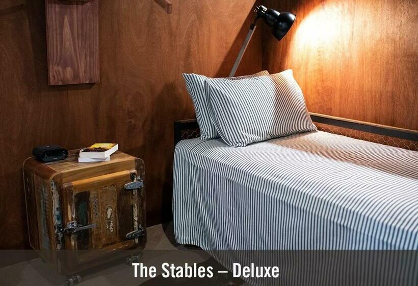 חדר דלוקס לשלושה, The Staging Post