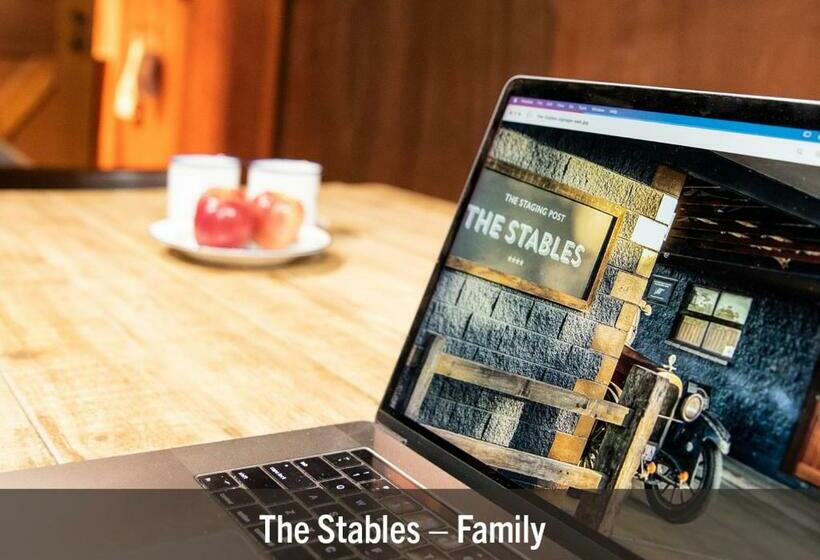 חדר משפחתי דלוקס, The Staging Post