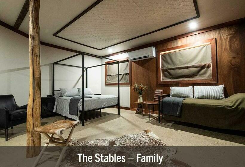 חדר משפחתי דלוקס, The Staging Post