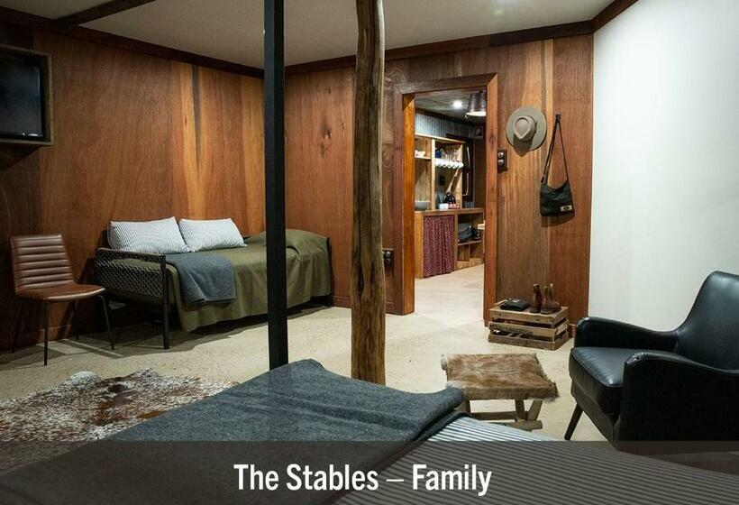 חדר משפחתי דלוקס, The Staging Post