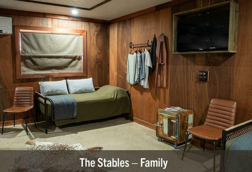 חדר משפחתי דלוקס, The Staging Post