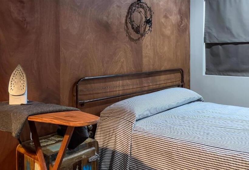 חדר דלוקס לשלושה, The Staging Post