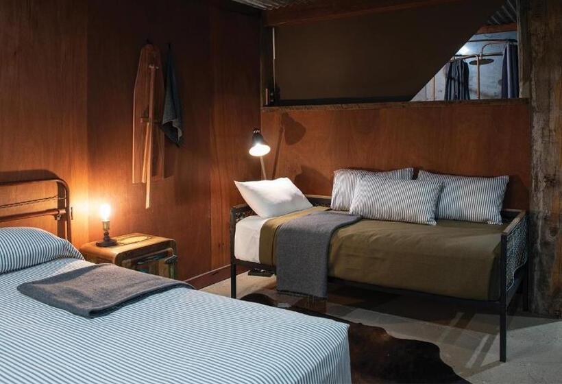 חדר דלוקס לשלושה, The Staging Post