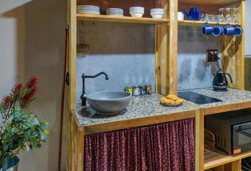 חדר משפחתי דלוקס, The Staging Post