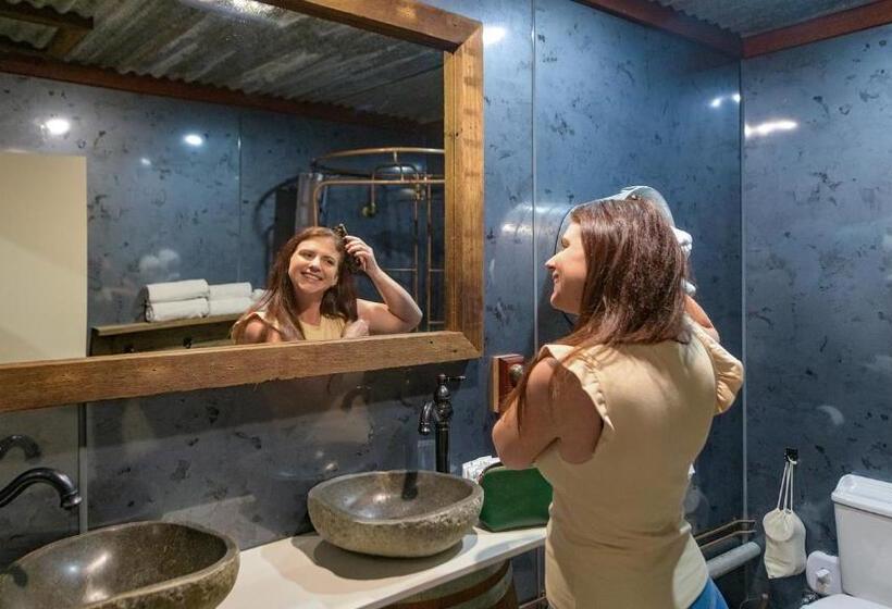 חדר משפחתי דלוקס, The Staging Post