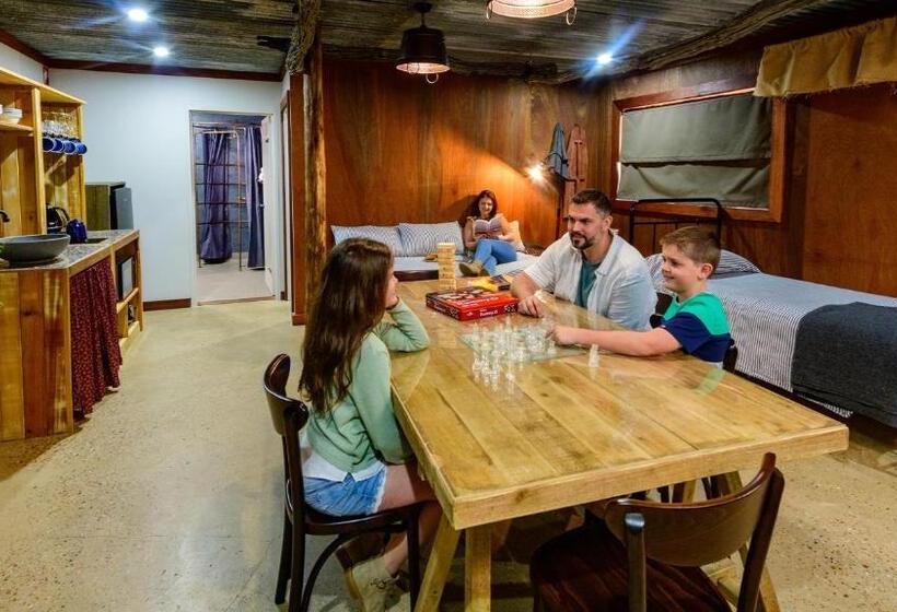 חדר משפחתי דלוקס, The Staging Post