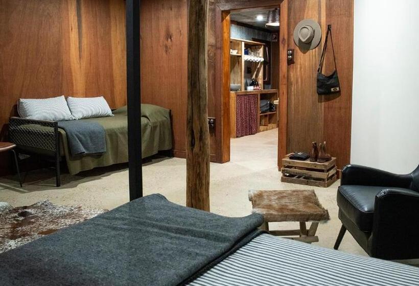 חדר משפחתי דלוקס, The Staging Post