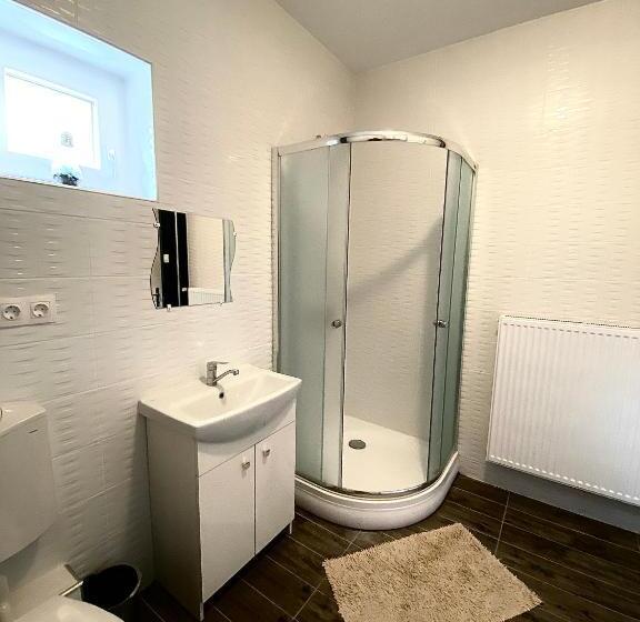 Семейный Номер, Fakanalas Fogadó