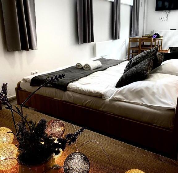 Семейный Номер, Fakanalas Fogadó