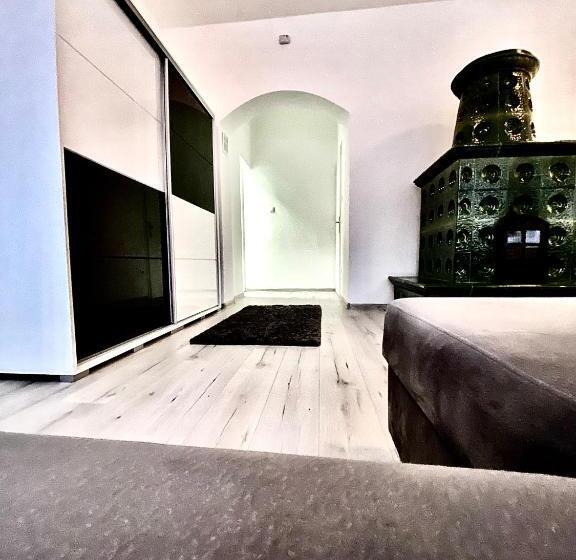 Студия Deluxe, Fakanalas Fogadó