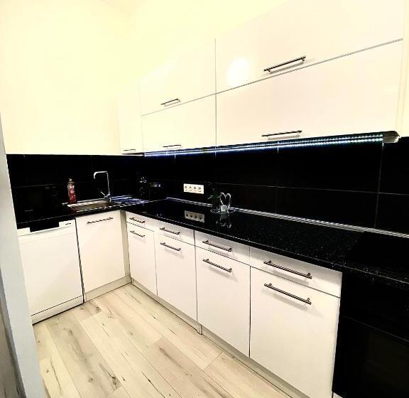 Студия Deluxe, Fakanalas Fogadó