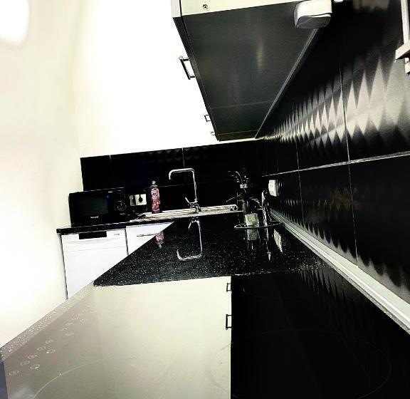 Студия Deluxe, Fakanalas Fogadó