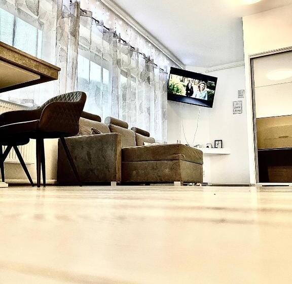 Студия Deluxe, Fakanalas Fogadó