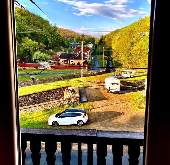 Семейный Номер Вид на Горы, Fakanalas Fogadó