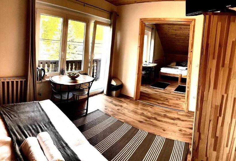 Семейный Номер Вид на Горы, Fakanalas Fogadó