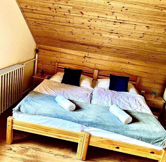 Семейный Номер Вид на Горы, Fakanalas Fogadó