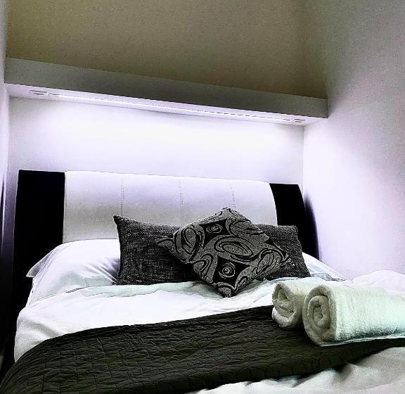 Студия Deluxe, Fakanalas Fogadó