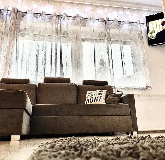 Студия Deluxe, Fakanalas Fogadó