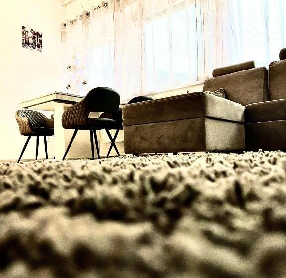 Студия Deluxe, Fakanalas Fogadó