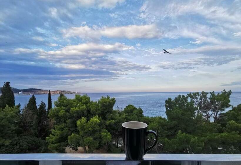 اتاق استاندارد با چشم‌انداز دریا, Montenino