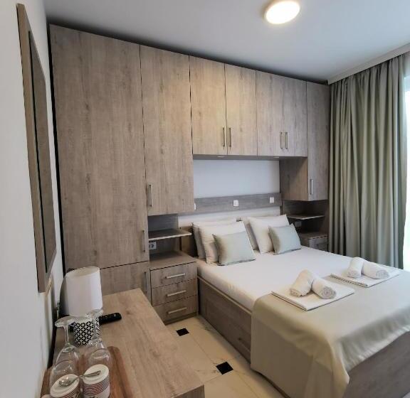 اتاق خانوادگی با چشم‌انداز دریا, Montenino