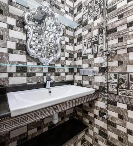 سوییت با چشمانداز کوه, Chateau