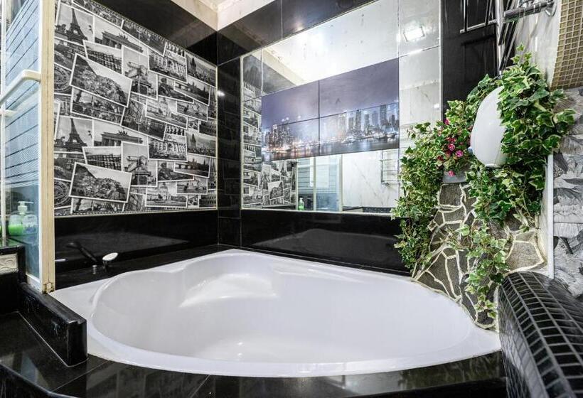 سوییت با چشمانداز کوه, Chateau