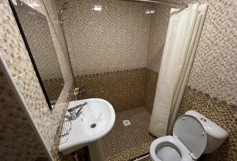 غرفة سوبيريور ثلاثية, Dilnura Guest House