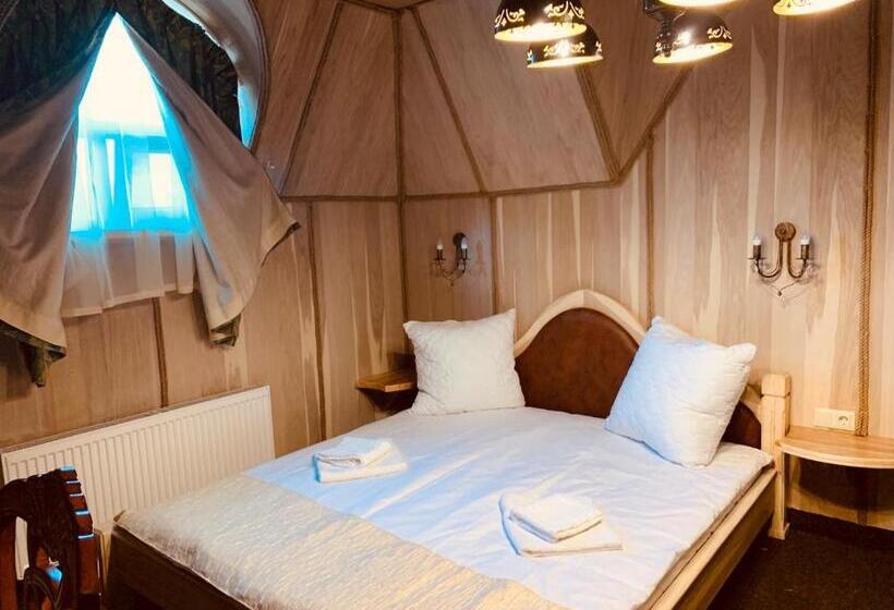 اتاق سوپریور سه تخته, готельно ресторанний комплекс «галицький замок»