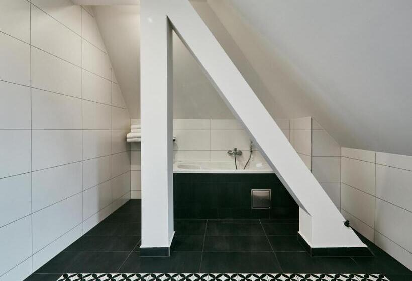 Номер Deluxe, A Hostinec Slunce