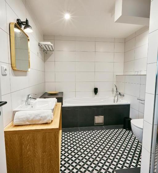 Номер Deluxe, A Hostinec Slunce