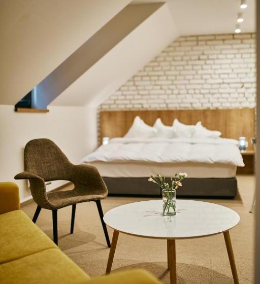 Номер Deluxe, A Hostinec Slunce