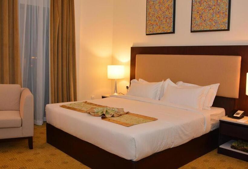 נוף לבריכה, Khabti Grand